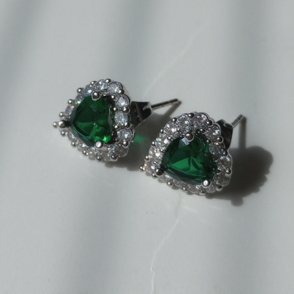 Elegant Silver and Green Heart Necklace - Picture 16 of 17